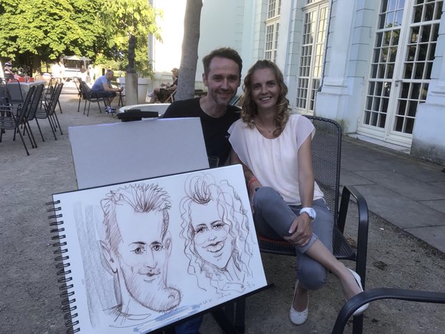 Gäste mit Karikatur als Event-Erinnerung