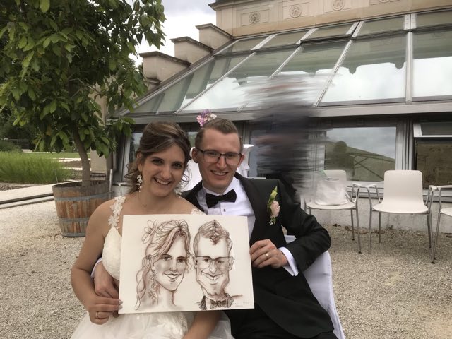 Gäste mit fertigem Portrait auf einer Veranstaltung